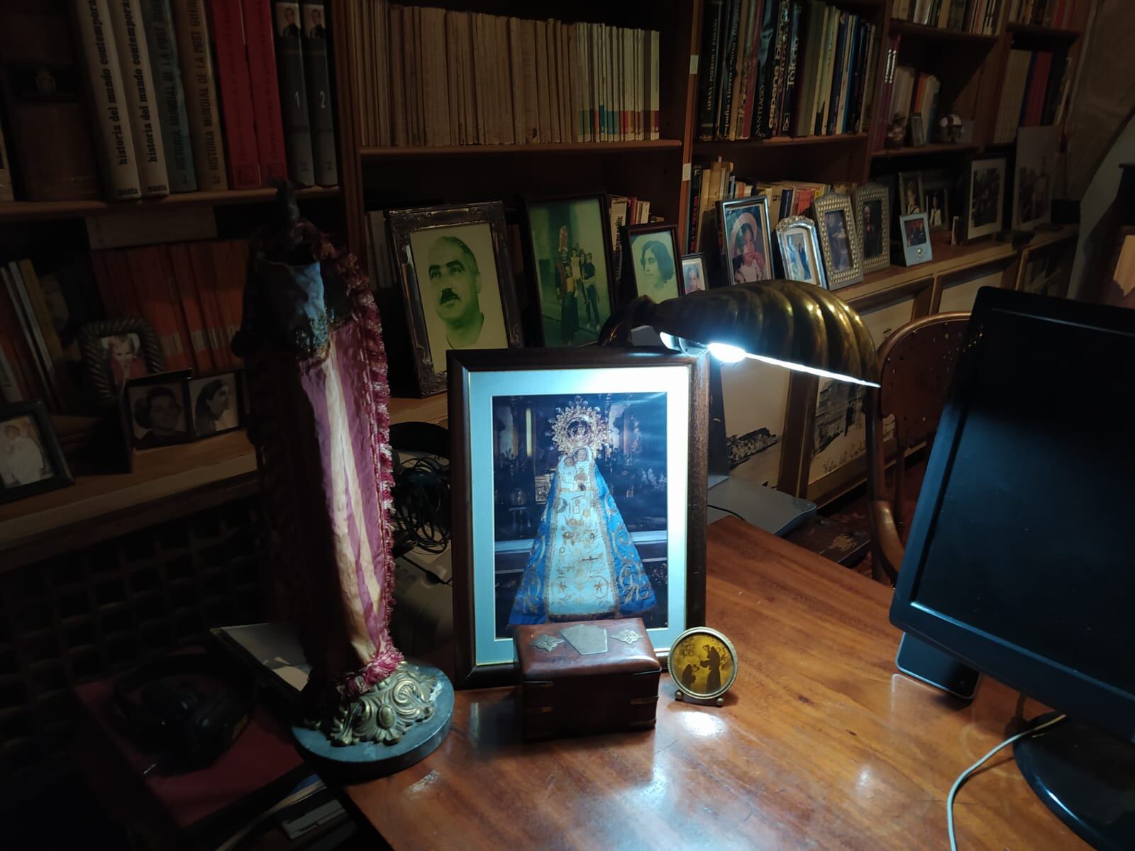 Un cuadro con la talla de la Virgen del Sufragio y una Senyera, de fondo una fotografía de Pedro Zaragoza / J.G.