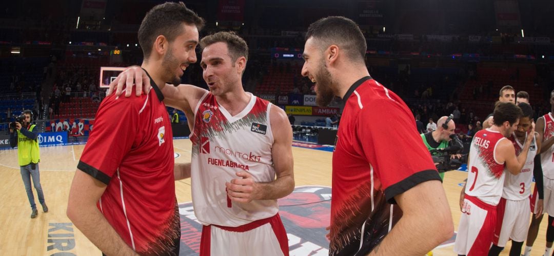 Álex Urtasun (centro) celebra la victoria en el Buesa Arena con Marc García (i) y Francis Alonso.