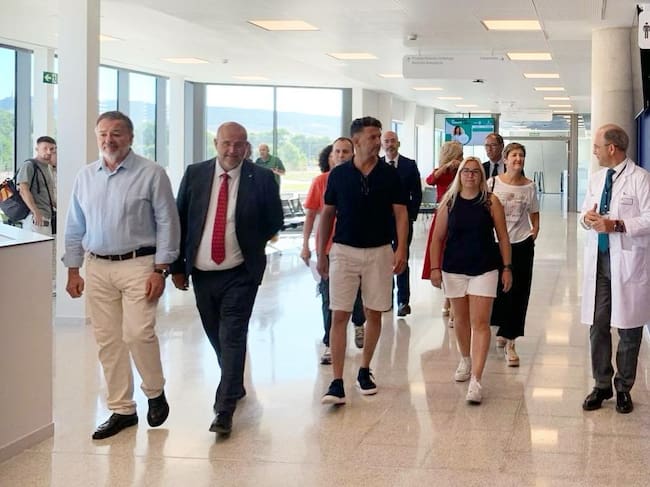 Las autoridades regionales y sanitarias del nuevo Hospital Universitario de Cuenca han acompañado a los primeros pacientes tras su llegada al centro hospitalario.