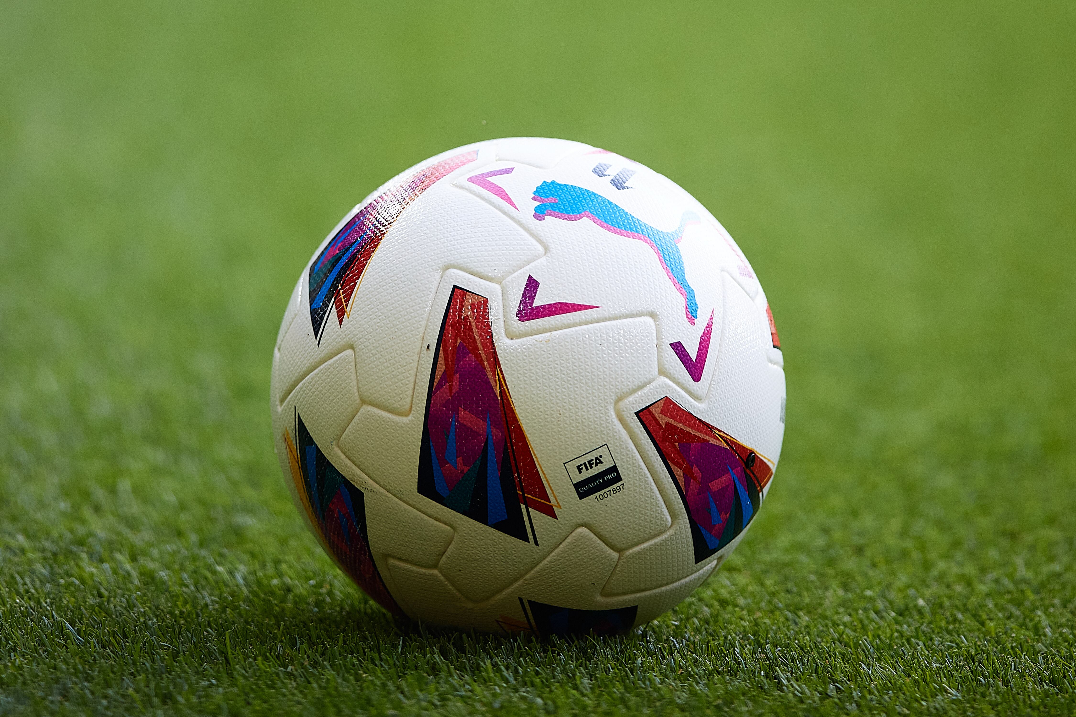 El balón oficial de LaLiga EA Sports. (Photo by David Aliaga/NurPhoto via Getty Images)