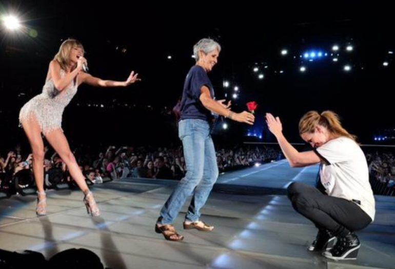 Taylor bailando sobre el escenario con Julia Roberts. 