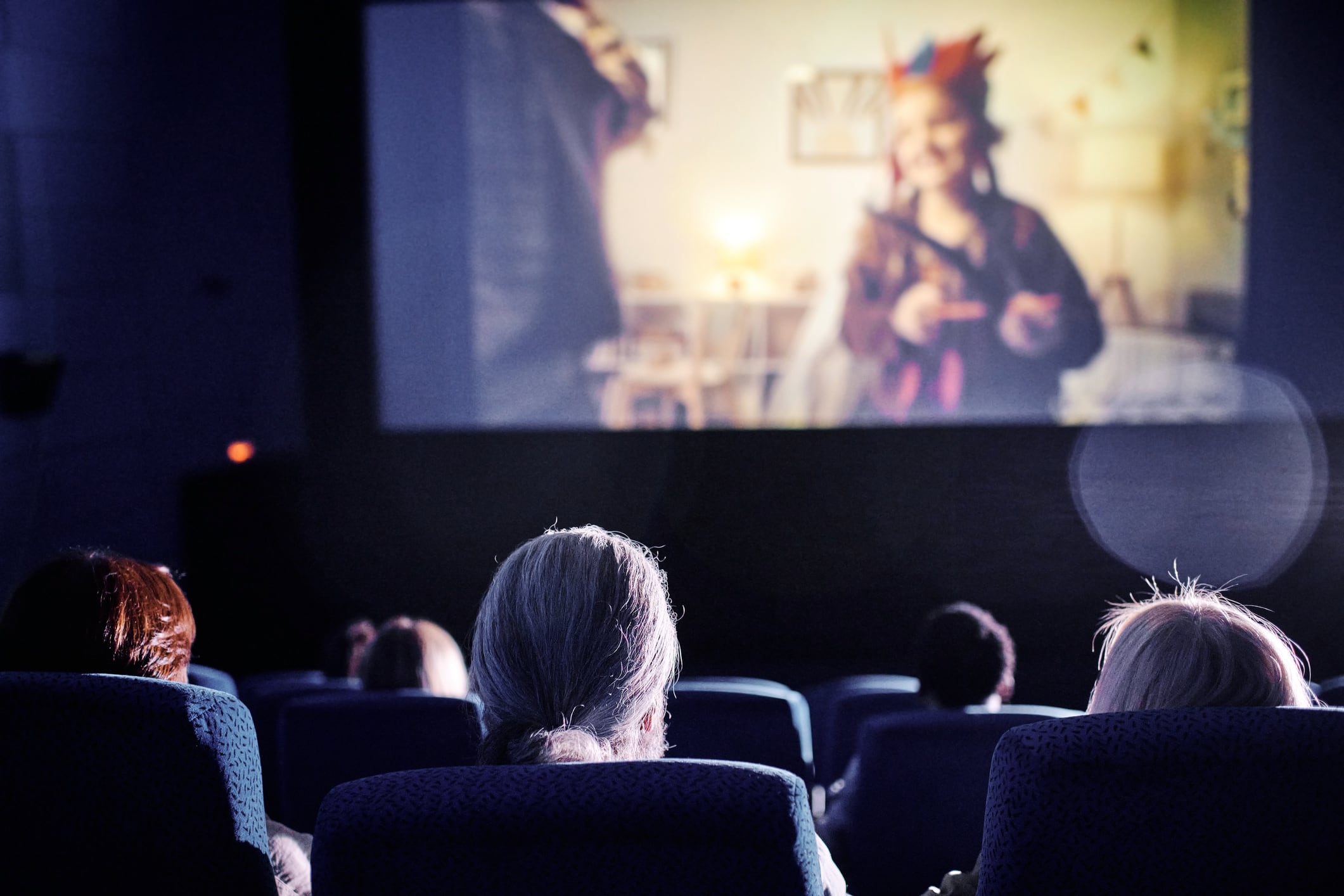 Varias personas viendo una película.