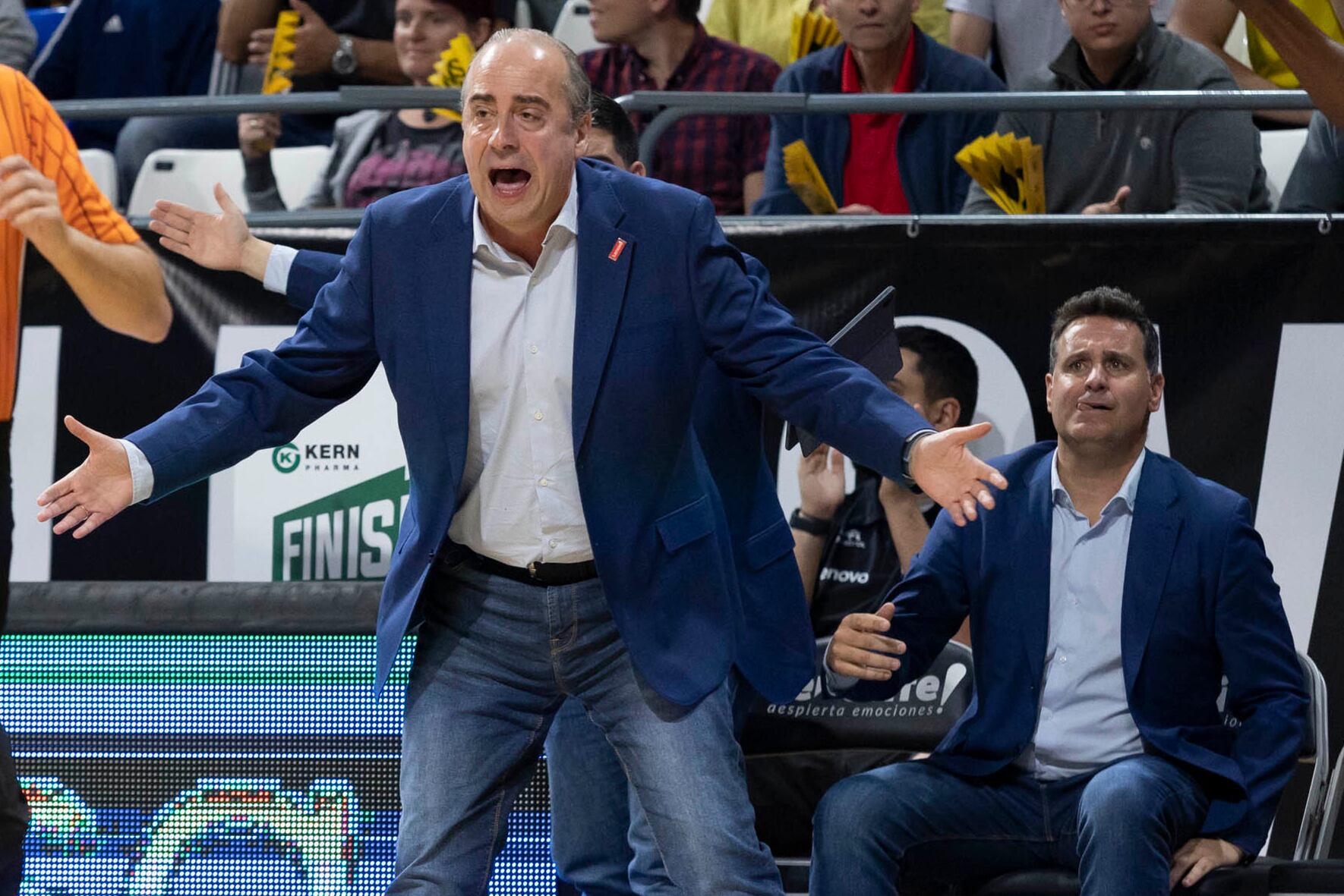 LA LAGUNA (TENERIFE), 23/05/2023.- El técnico de Lenovo Tenerife, Txus Vidorreta, durante el encuentro correspondiente a la fase regular de la Liga Endesa que han disputado hoy martes frente a Casademont Zaragoza en el pabellón Santiago Martín en La Laguna. EFE / Miguel Barreto.
