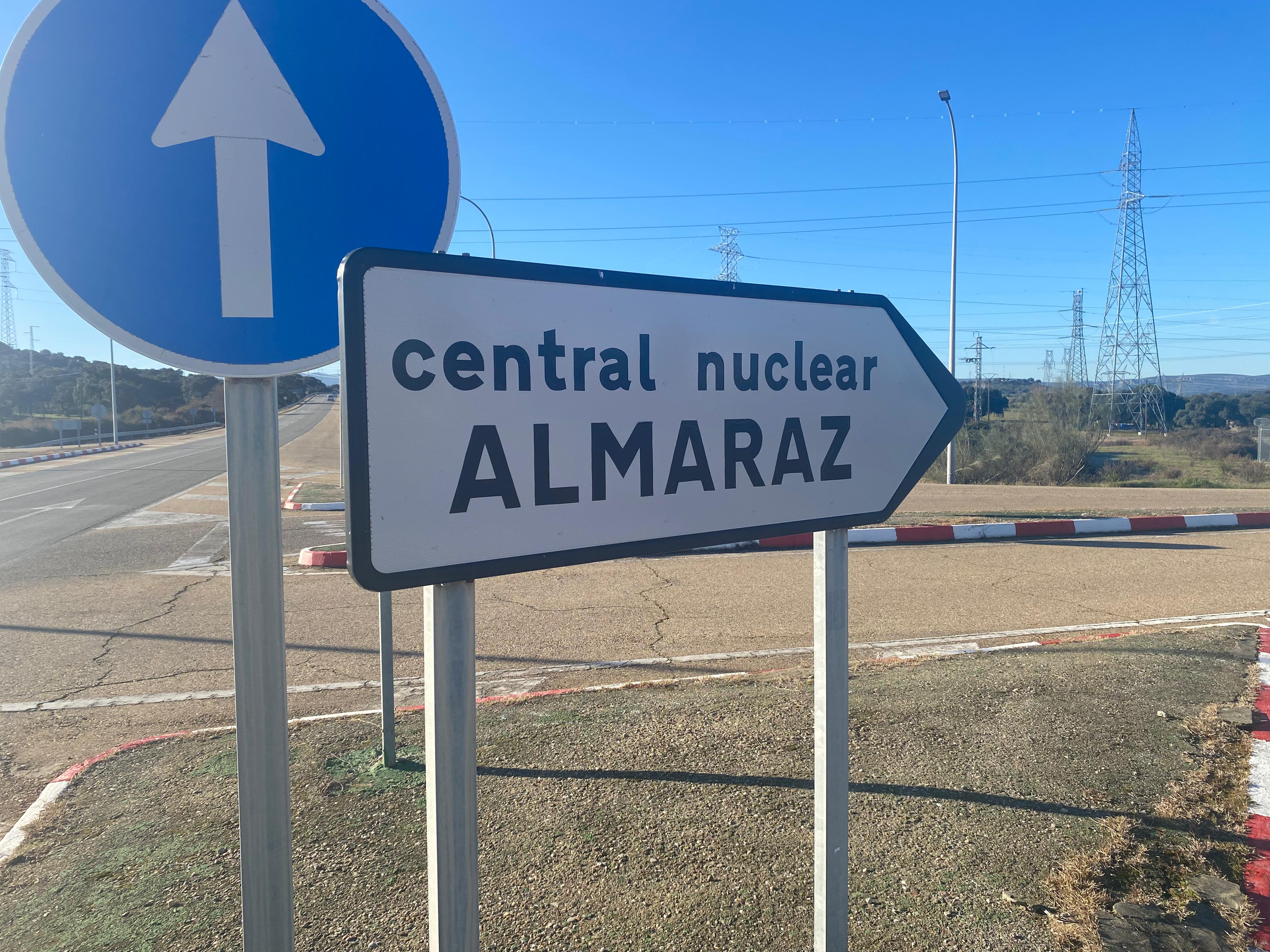 Cartel a la puerta de la central nuclear de Almaraz, en la provincia de Cáceres