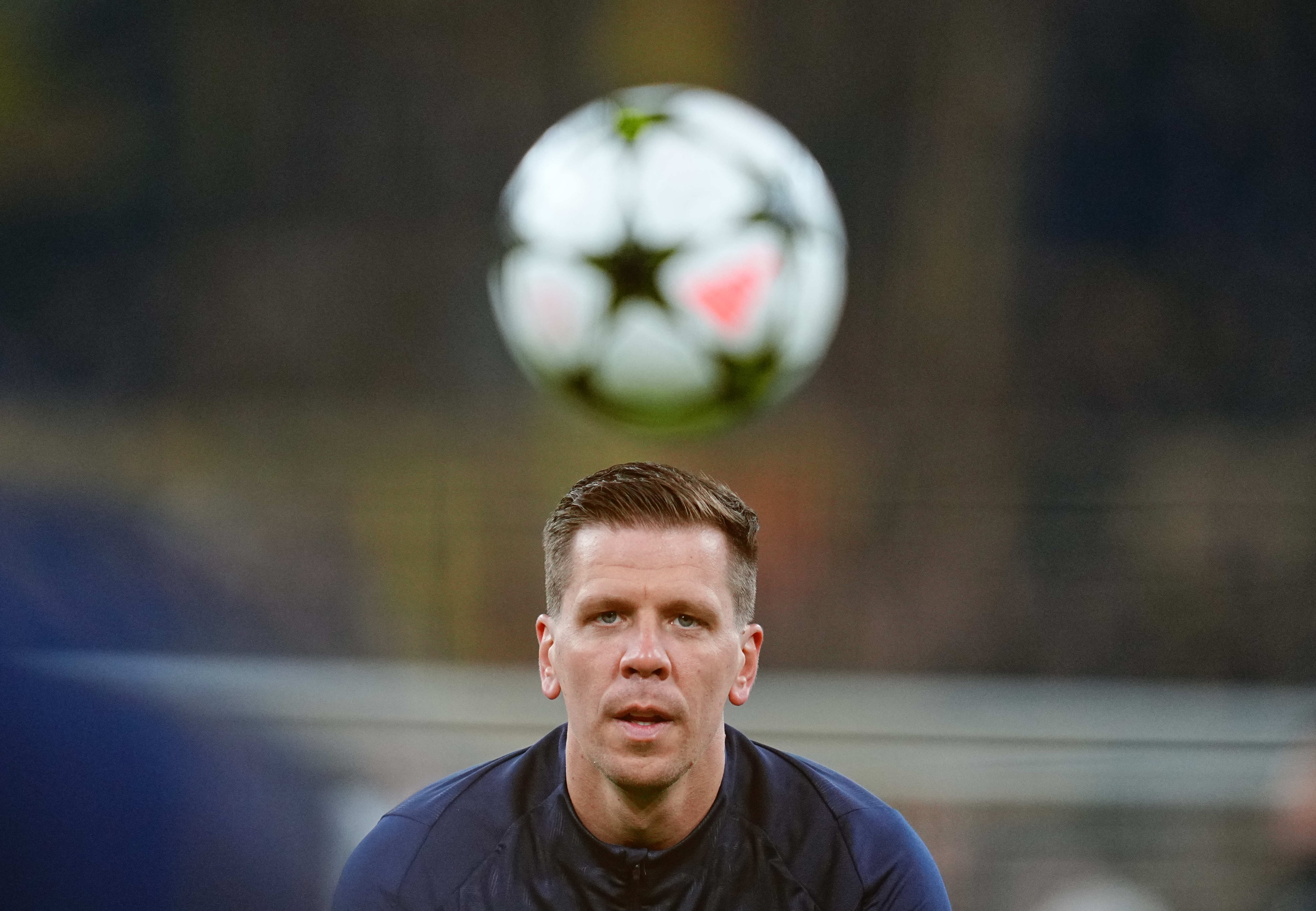 Wojciech Szczesny entrena antes de un partido de Champions con el Barça