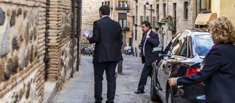 El presidente de Castilla-La Mancha, Emiliano García-Page (d), a su llegada al Palacio de Fuensalida para reunirse con el líder regional de Podemos, José García Molina