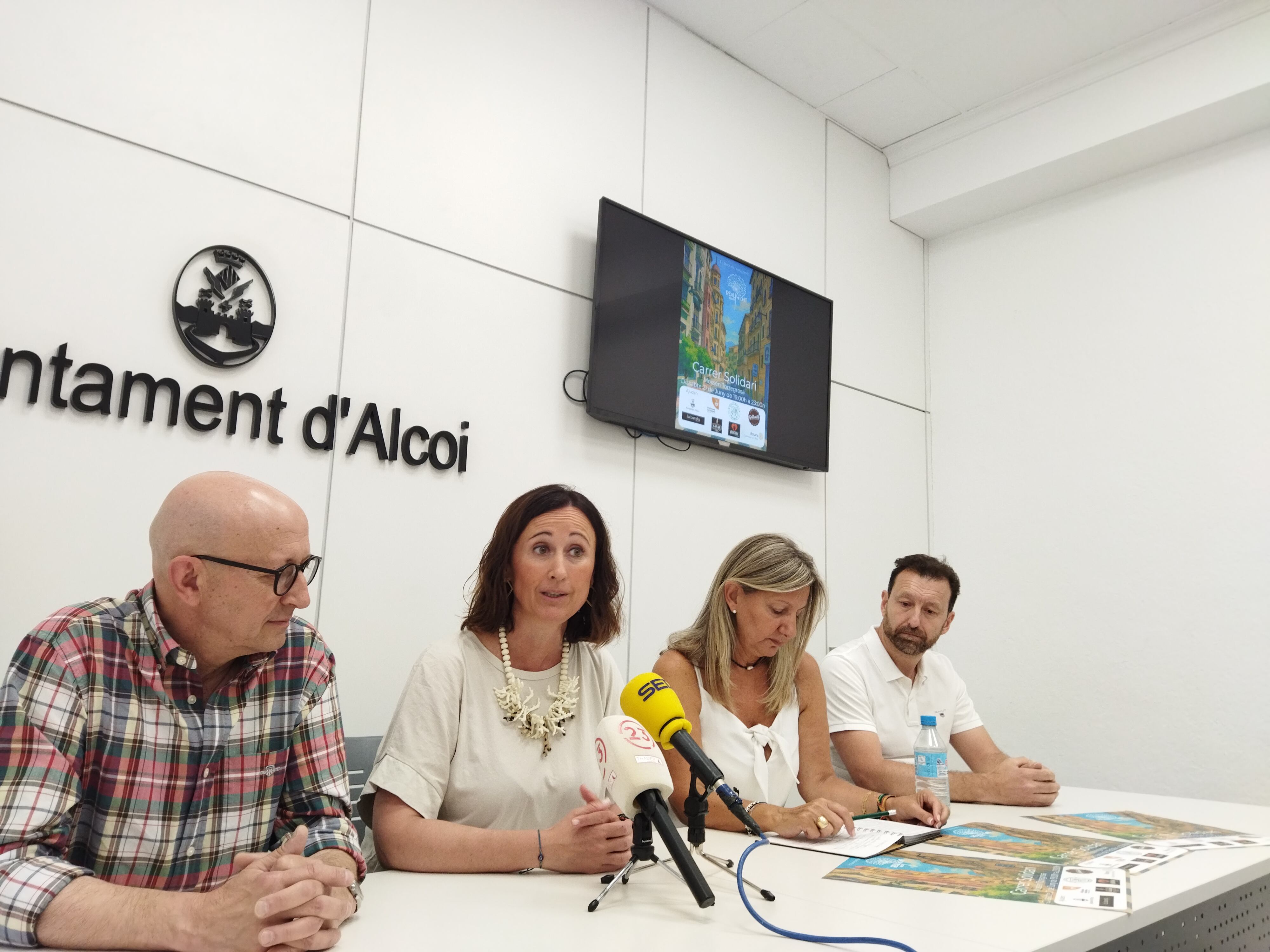 Joanfra Rozalén, de DivertisKausen; Aroa Mira, edil de Políticas Inclusivas; Lucía Martínez, coordinadora de Realment Alcoi y Jordi Linares, de DivertisKausen, en la presentación de 'Carrer solidari'.
