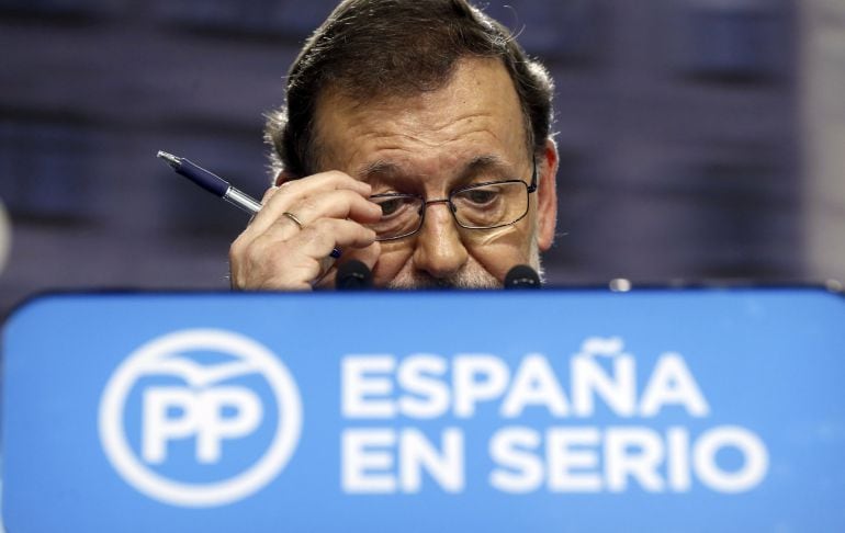 El presidente del Gobierno, Mariano Rajoy, durante la rueda de prensa que ha ofrecido esta tarde en la sede nacional del PP, una vez finalizada la reunión del comité ejecutivo nacional del partido, que analiza los resultados de las elecciones generales