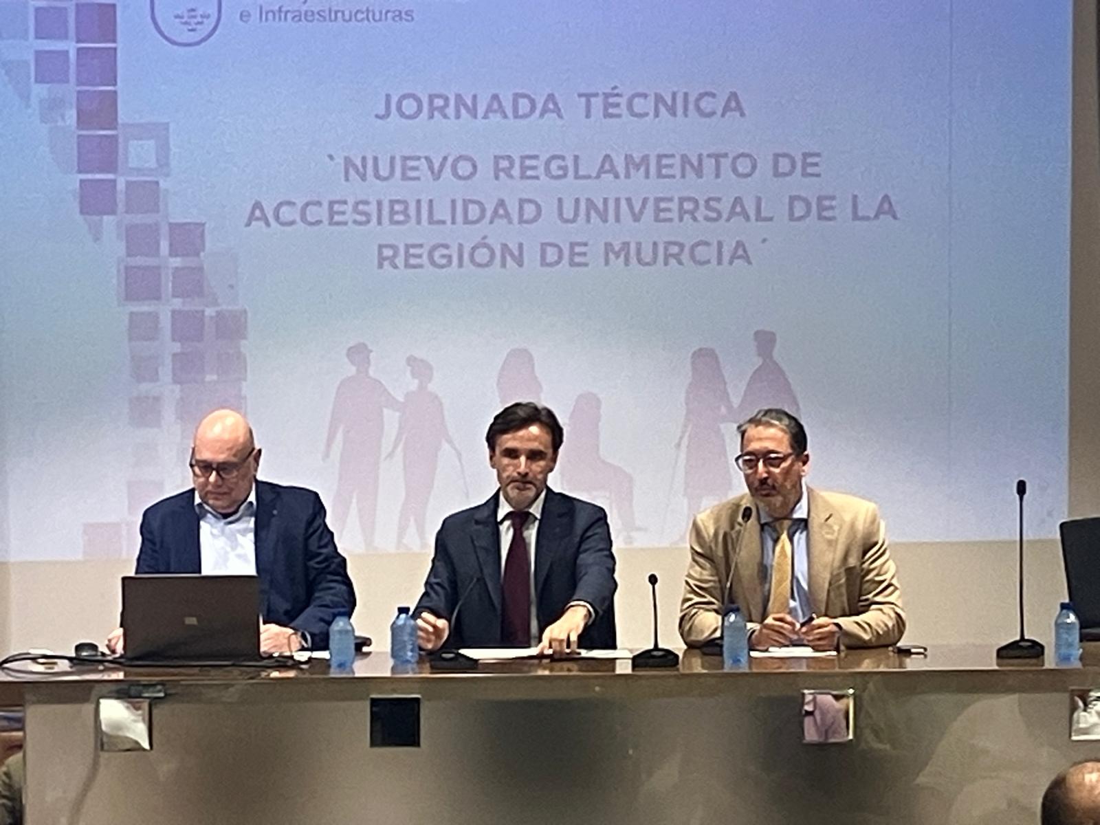 El consejero de Fomento e Infraestructuras, Jorge García Montoro (en el centro), ha inaugurado las jornadas técnicas sobre accesibilidad universal