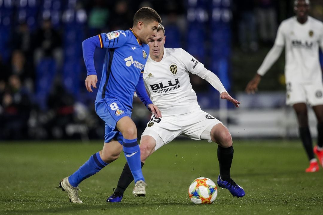 El azulón Francisco Portillo durante el duelo ante el Valencia C.F. en Copa del Rey. Ambos equipos se verán de nuevo las caras en Mestalla en LaLiga Santander este domingo.