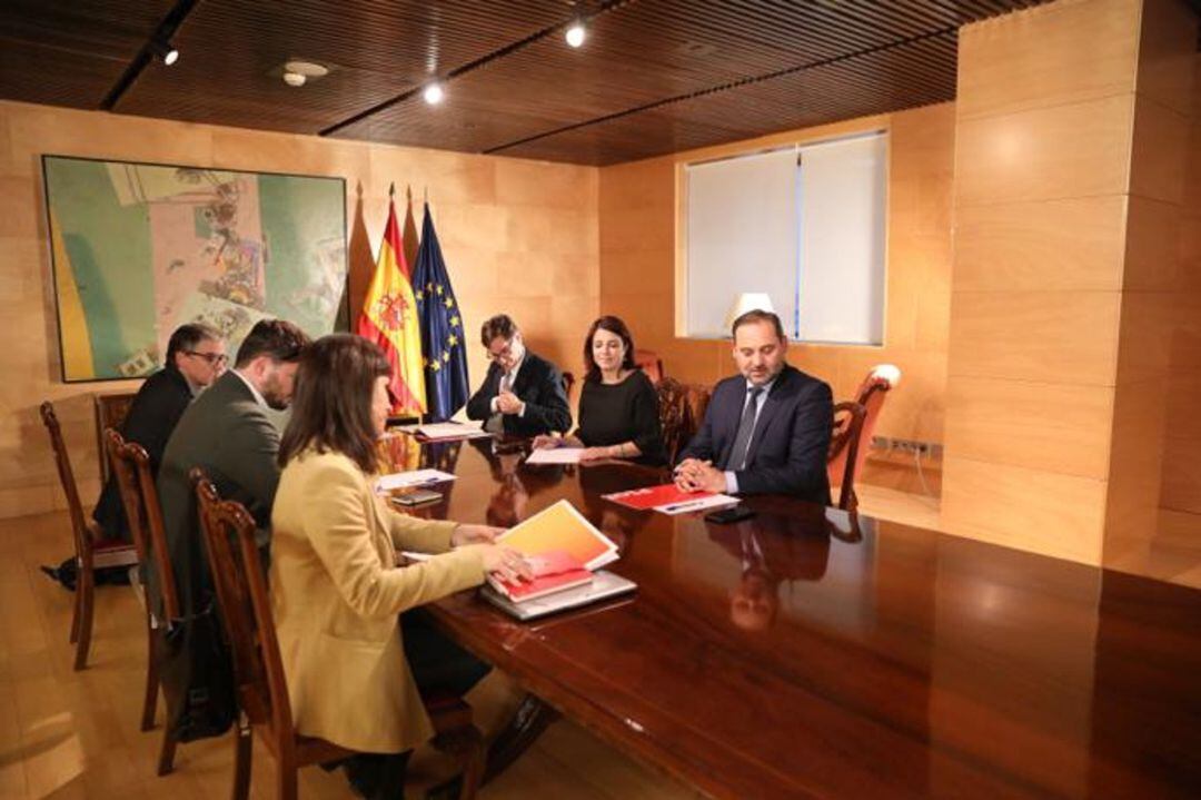 Los equipos negociadores de ERC y PSOE durante la pasada reunión