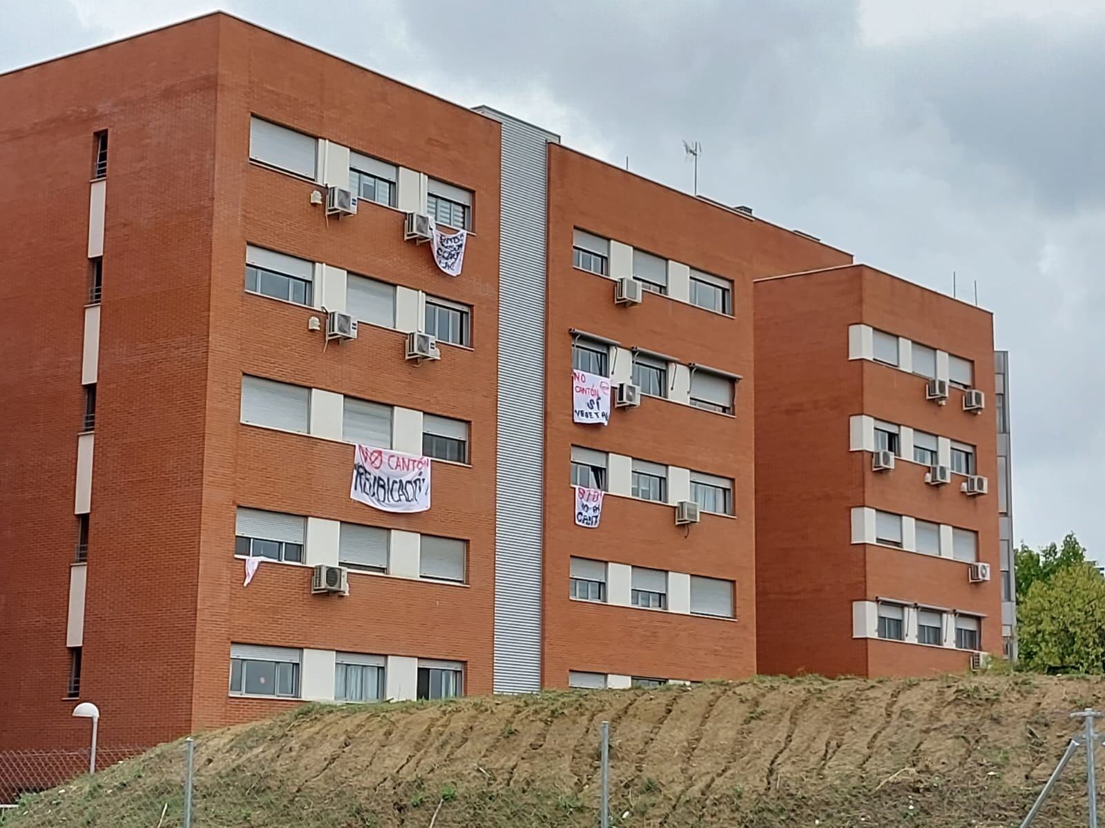 Vecinos de Vicálvaro protestan con pancartas en sus ventanas contra el nuevo catón de limpieza