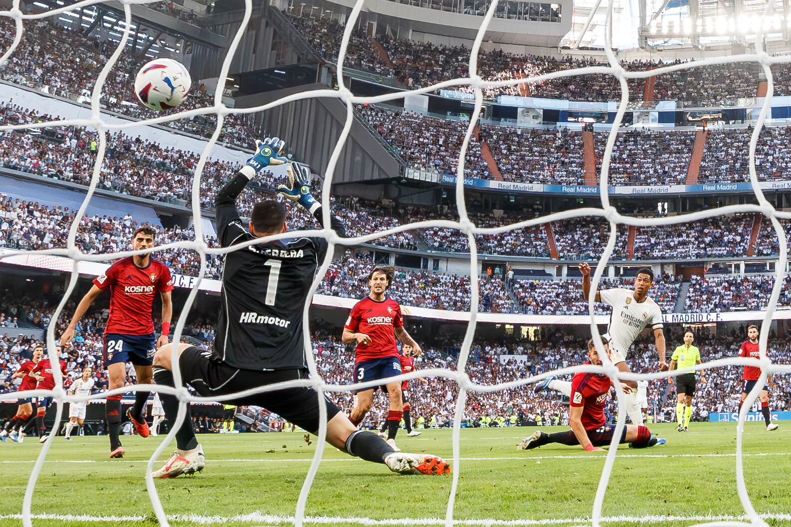 Momento del primer gol marcado por Jude Bellingham para el Real Madrid ante Osasuna en el estadio Santiago Bernabéu