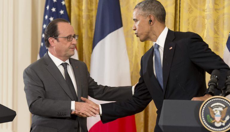 El presidente de Estados Unidos, Barack Obama (dcha), saluda a su homólogo francés, François Hollande, durante la rueda de prensa ofrecida tras la reunión mantenida para coordinar la estrategia contra el terrorismo yihadista