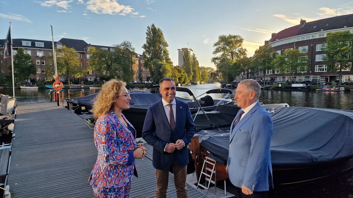 Nuevo vuelo entre Granada y Ámsterdam. Francis Rodríguez (presidente de la Diputación de Granada) Marta Nievas (diputada de Turismo) y Manuel Muñoz (gerente del Patronato Provincial de Turismo)