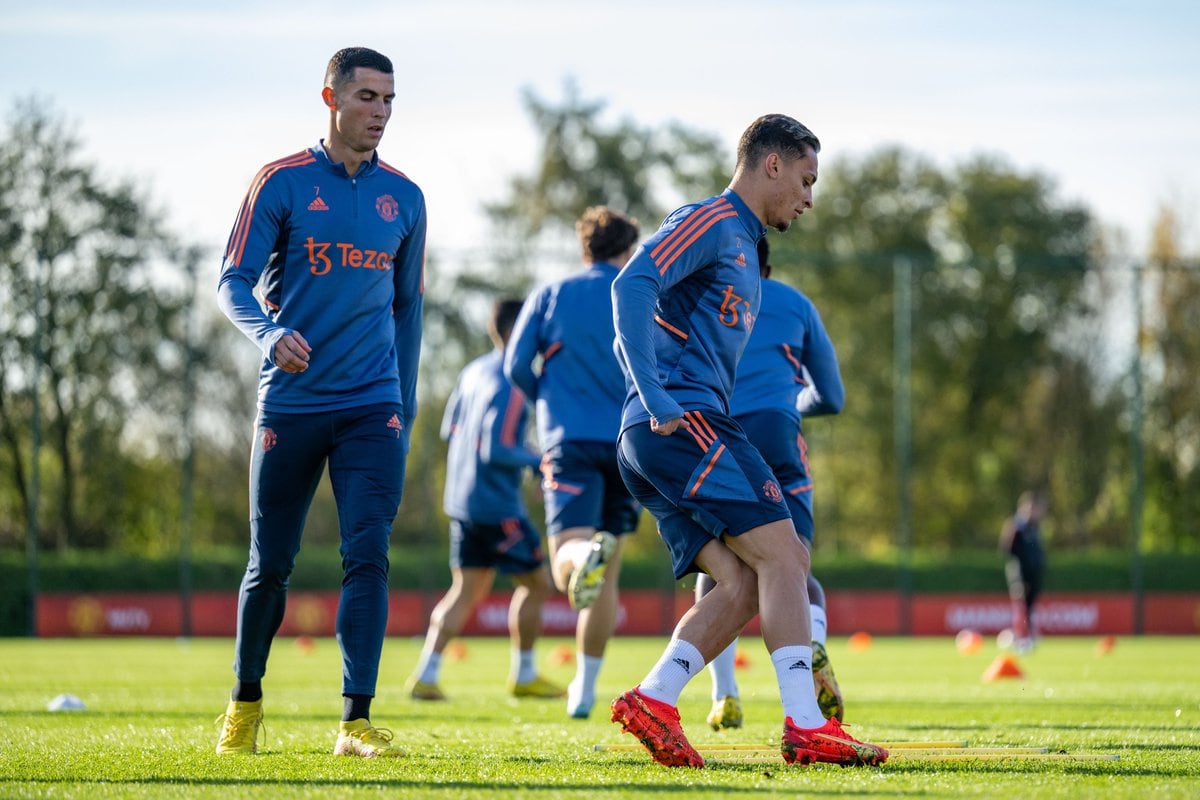 Cristiano Ronaldo, junto al brasileño Antony, tras su vuelta a los entrenamientos con el United.