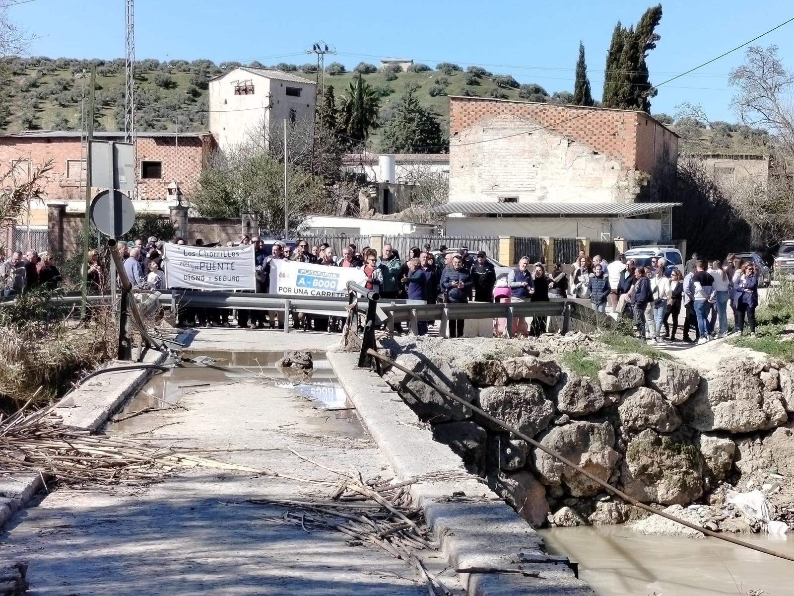 Asistentes a la protesta convocada por la A6000 en el puente sobre el Guadalbullón a su paso por Villargordo.