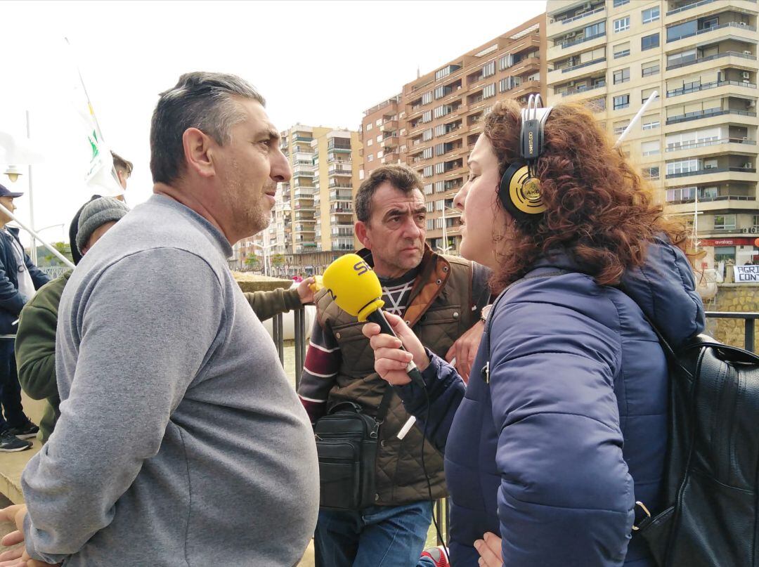 Juan, empresario agrícola en Cieza, admite que ha obligado a sus trabajadores a acudir a la manifestación de Murcia. En el centro de la imagen, José, uno de sus empleados