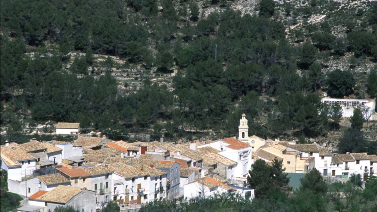 Janet Segarra, directora de la Agenda Valenciana de Despoblamente y Vicente Antonio Ruiz, alcalde de Famorca, en Hoy por Hoy Alicante