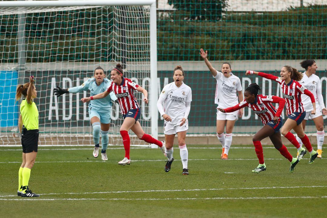 Van Dongen celebrando el gol ante el Real Madrid. 