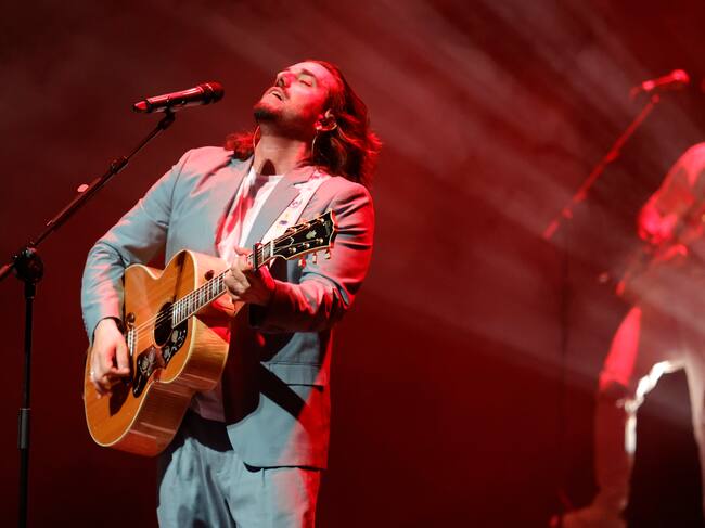 FERROL, 10/06/2023.- El cantautor Andrés Suárez actúa en el marco de la gira de presentación de su trabajo "Viaje de vida y vuelta" este sábado en el Auditorio de Ferrol. EFE/ Kiko Delgado