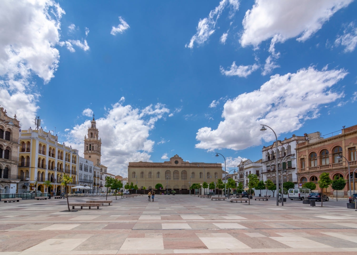 Vista de la Plaza de España, con el ayuntamiento de Écija al fondo.