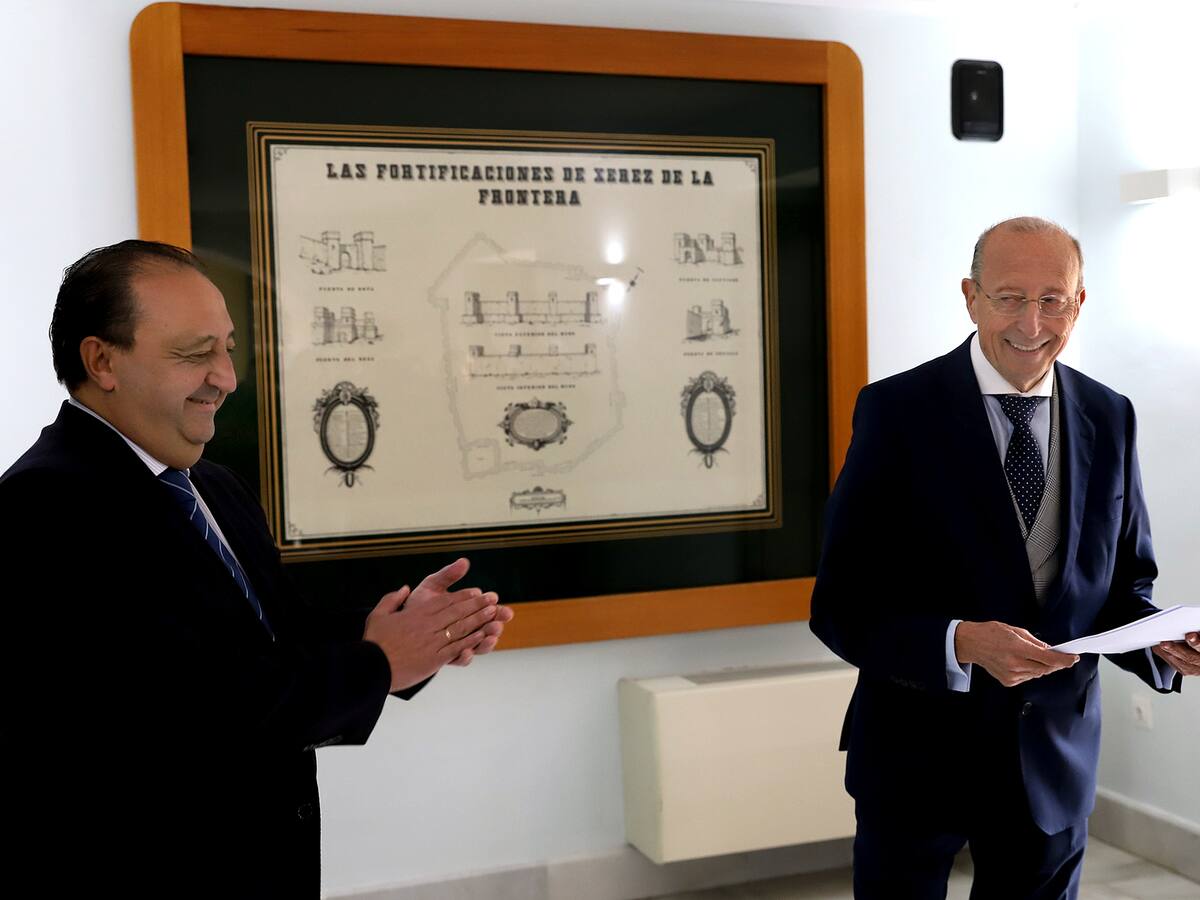 Antonio Galloso Gago dona la obra ‘Las fortificaciones de Jerez de la Frontera’ al Alcázar de Jerez