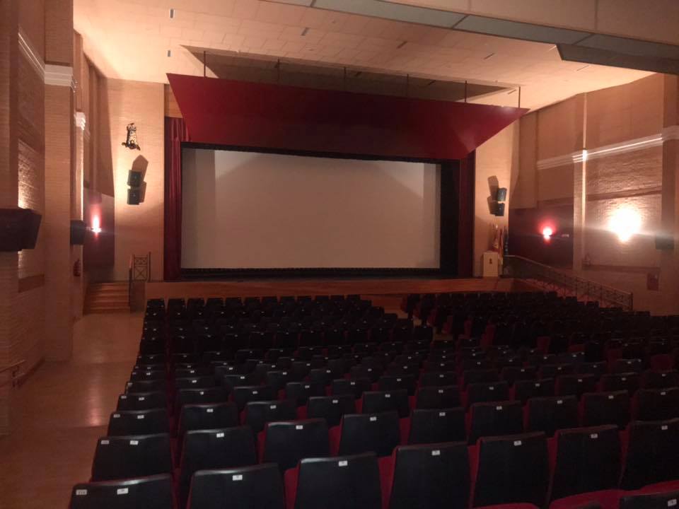 Auditorio de Mota del Cuervo con la instalación del cine