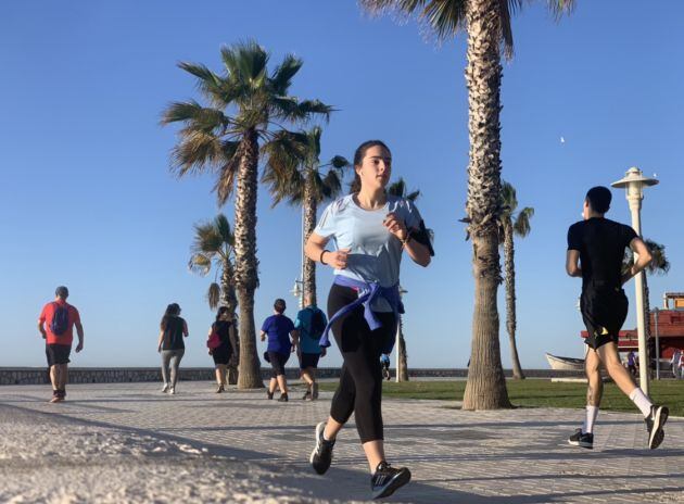 Ciudadanos haciendo deporte este sábado en el paseo marítimo de Málaga