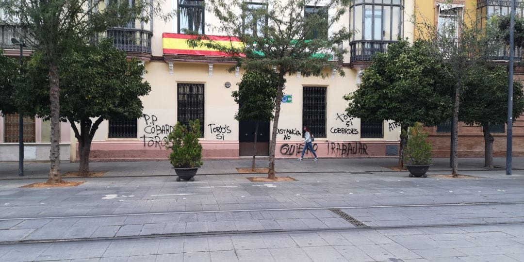 Sede del PP-A, en la calle San Fernando, que ha amanecido con pintadas