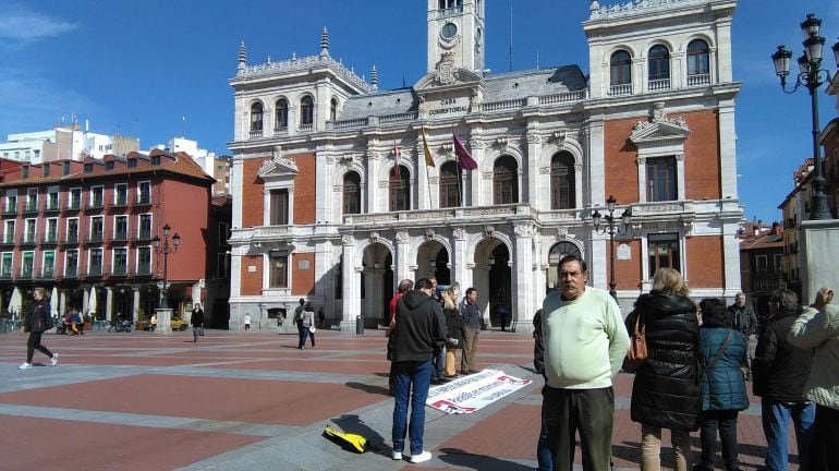 Manuel Sánchez, en primer plano, durante la concentración de Parados en Movimiento