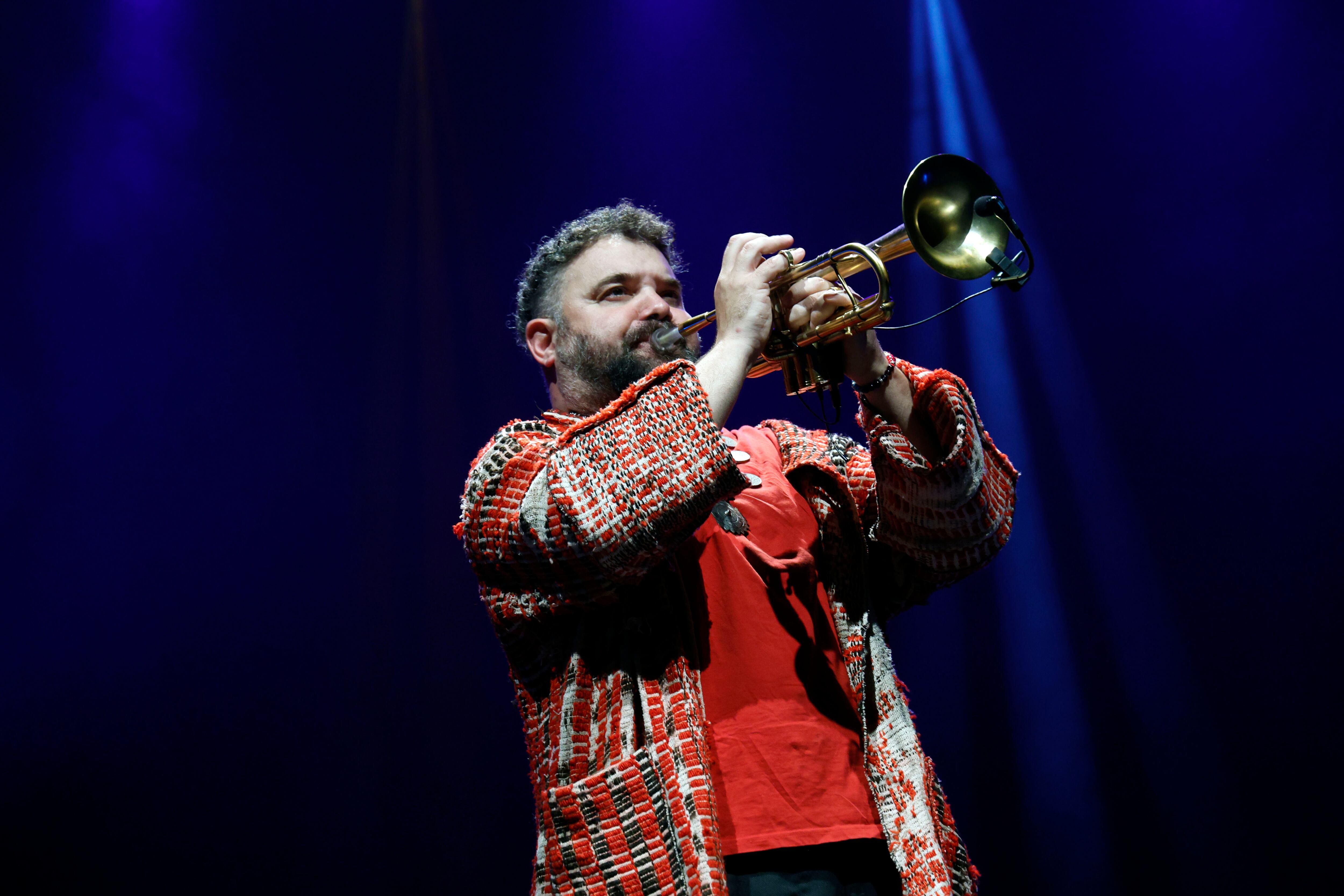 El músico Abraham Cupeiro, durante su concierto de este domingo en Ferrol (foto: Kiko Delgado / EFE)