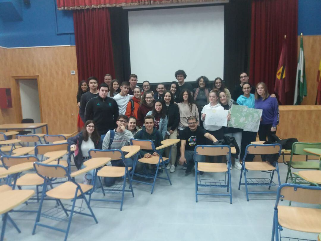 Foto de familia con alumnas, alumnos y monitores