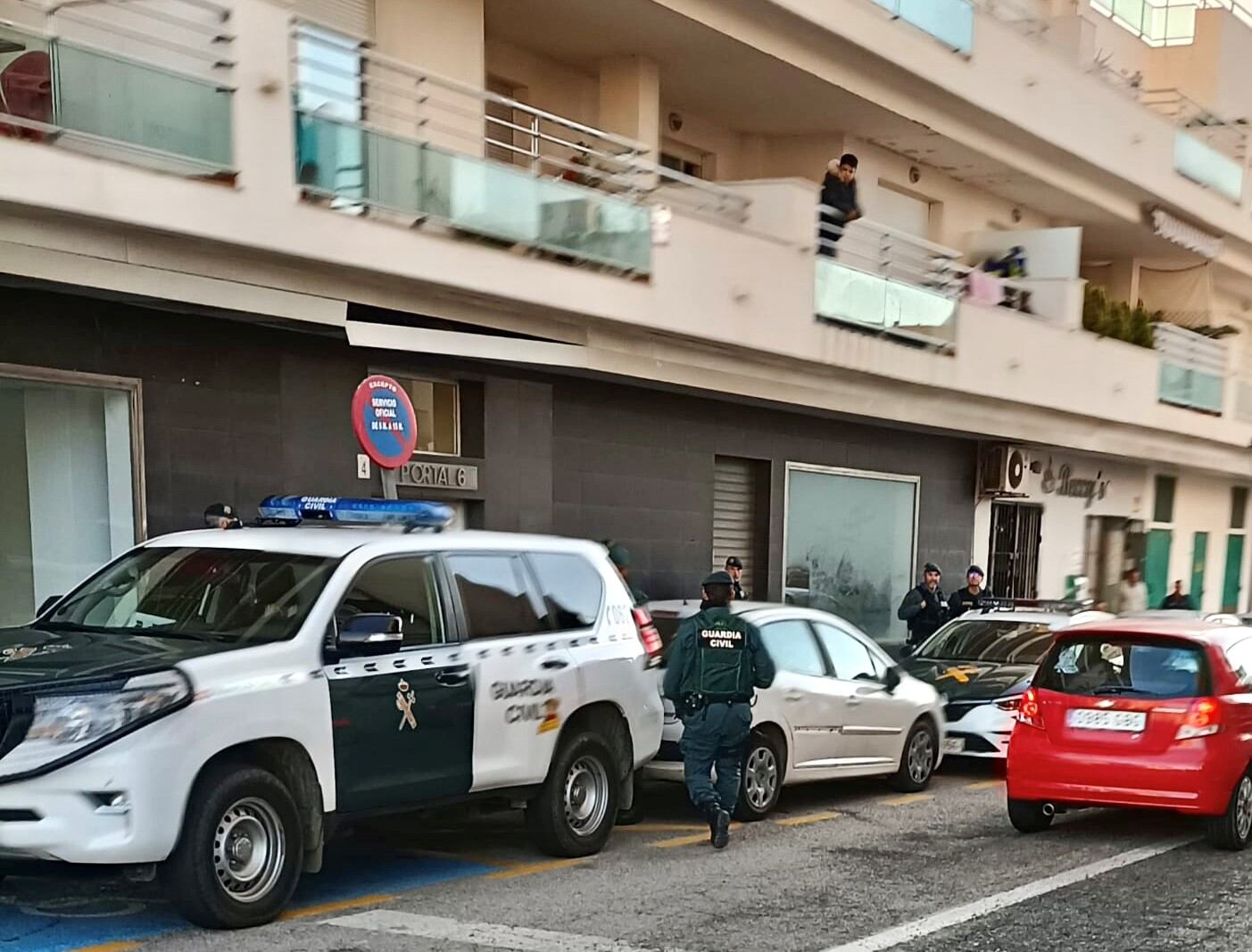 Un momento de la intervención de la Guardia Civil este miércoles en Sabinillas (Manilva)