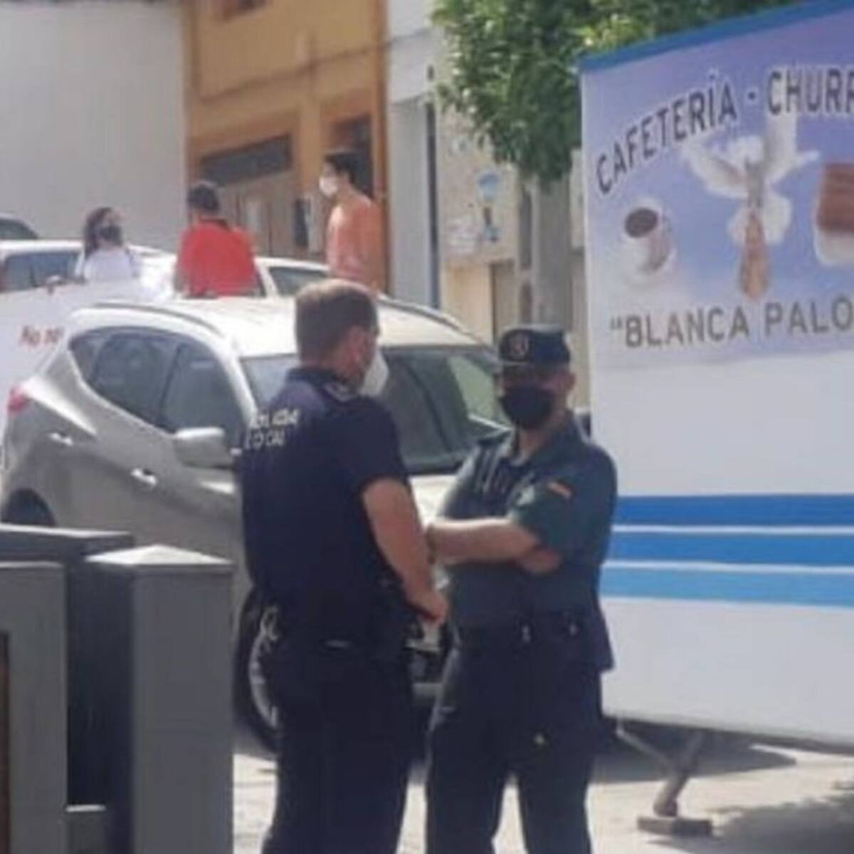 Decenas de personas se concentran en La Guardia contra la moción de censura que expulsará al alcalde