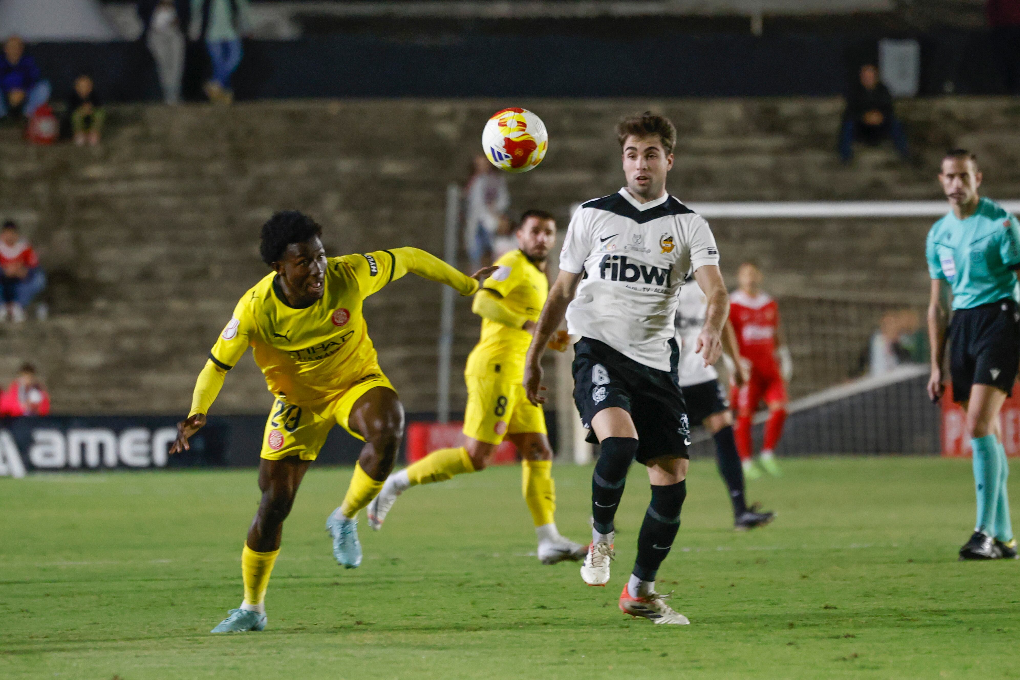 El Constància d'Inca (de blanc i negre) va perdre per només un gol dimarts contra tot un primera divisió com és el Girona (de groc) a la Copa del Rei.