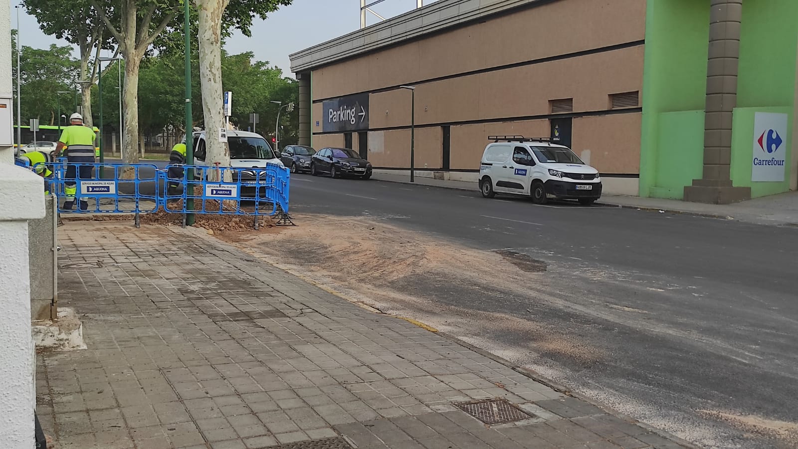 Una avería en una tubería en la calle Francia deja sin agua a más de medio centenar de vecinos de Nuevo Parque