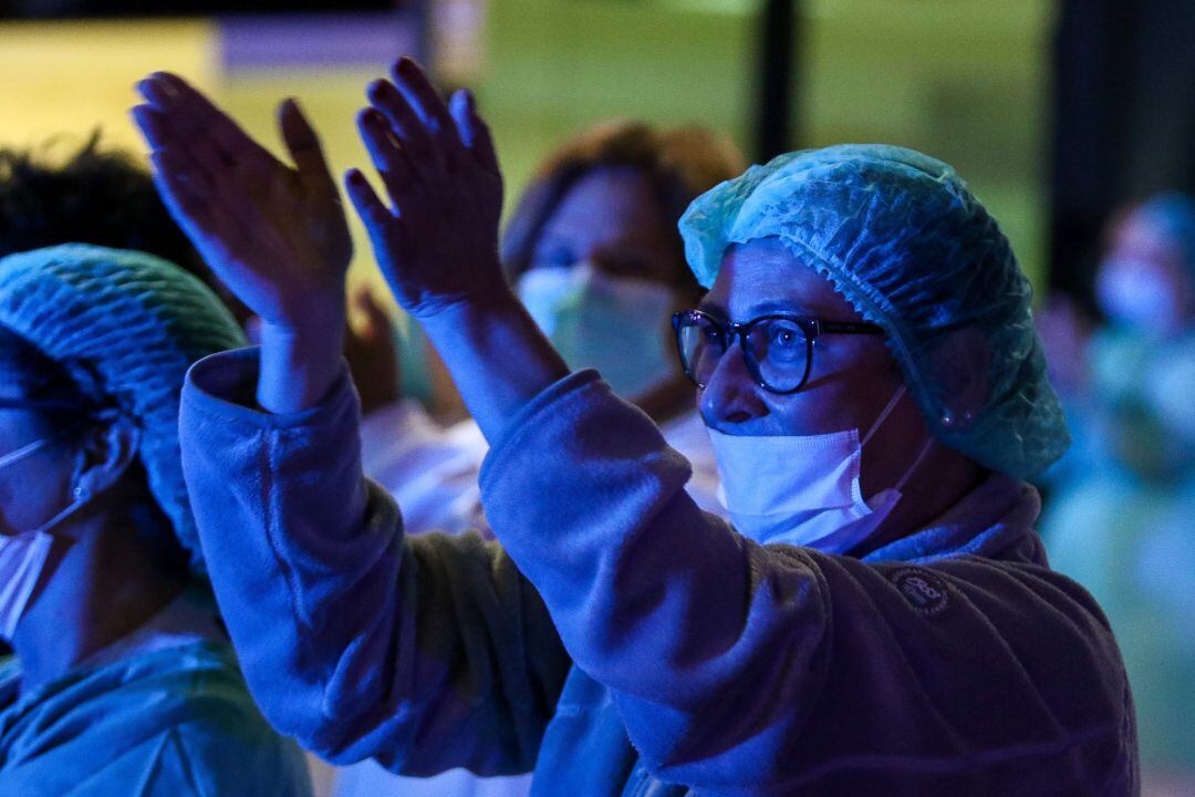 Homenaje a los Servicios Sanitarios y Policías que tiene lugar cada día a las 20:00 horas en las puertas de hospitales