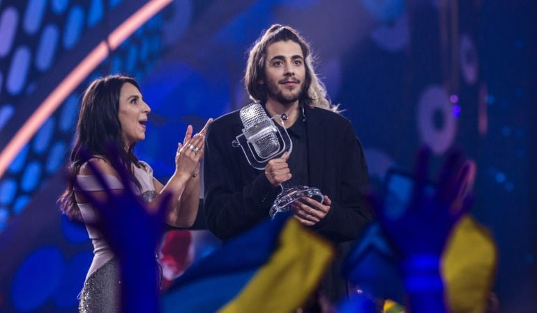 El vencedor de la pasada entrega con el trofeo.