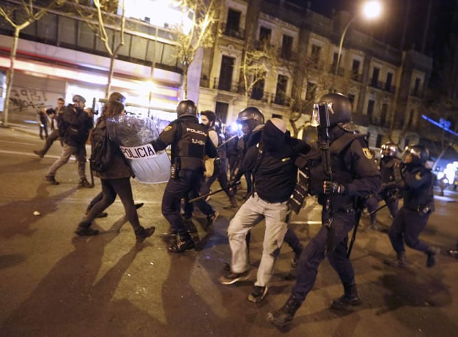 La policía detiene a una persona en las inmediaciones de la Plaza de Colón.