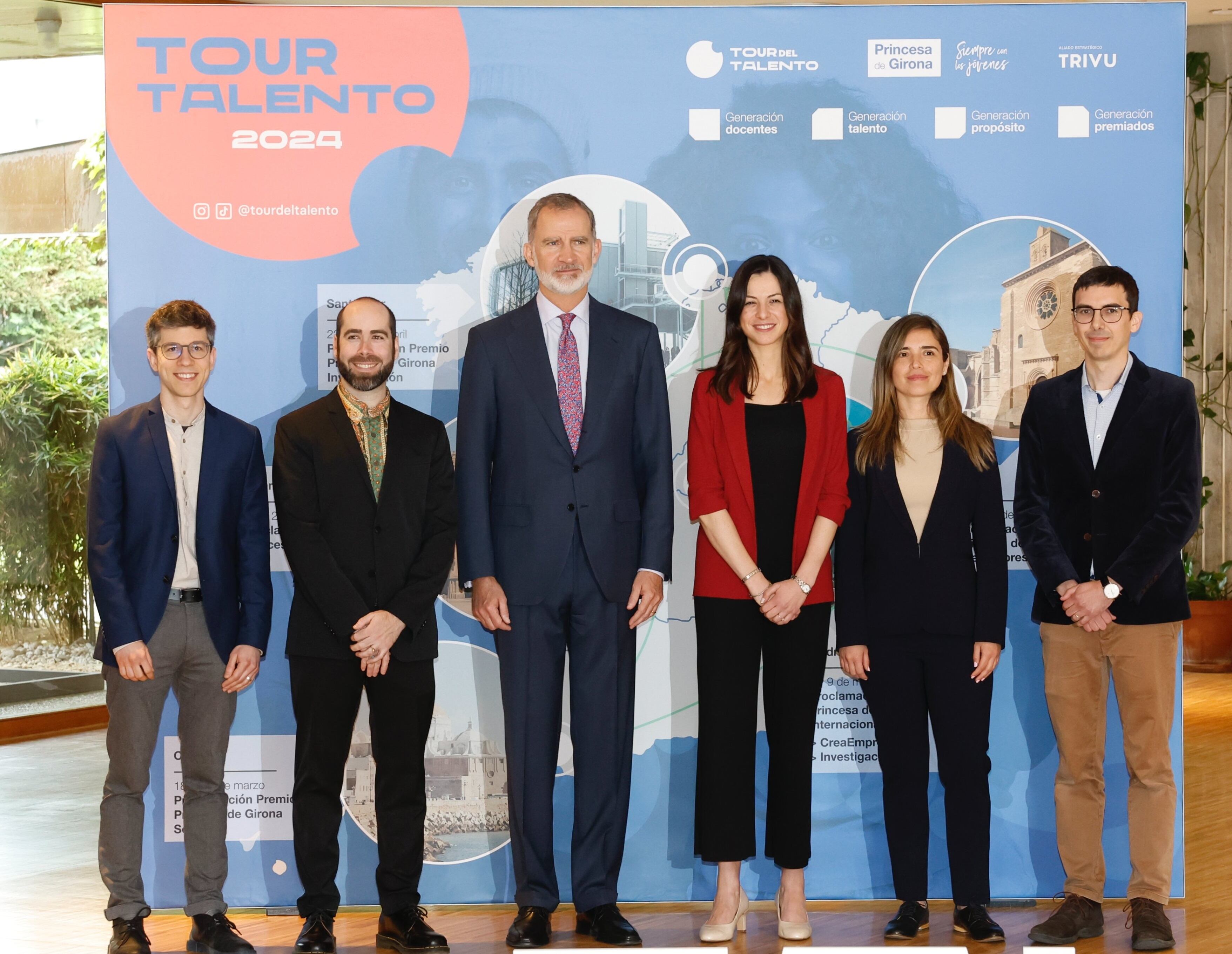 Felipe VI, en Santander, con los cinco jóvenes que optaban al Premio Princesa de Girona de Investigación 2024