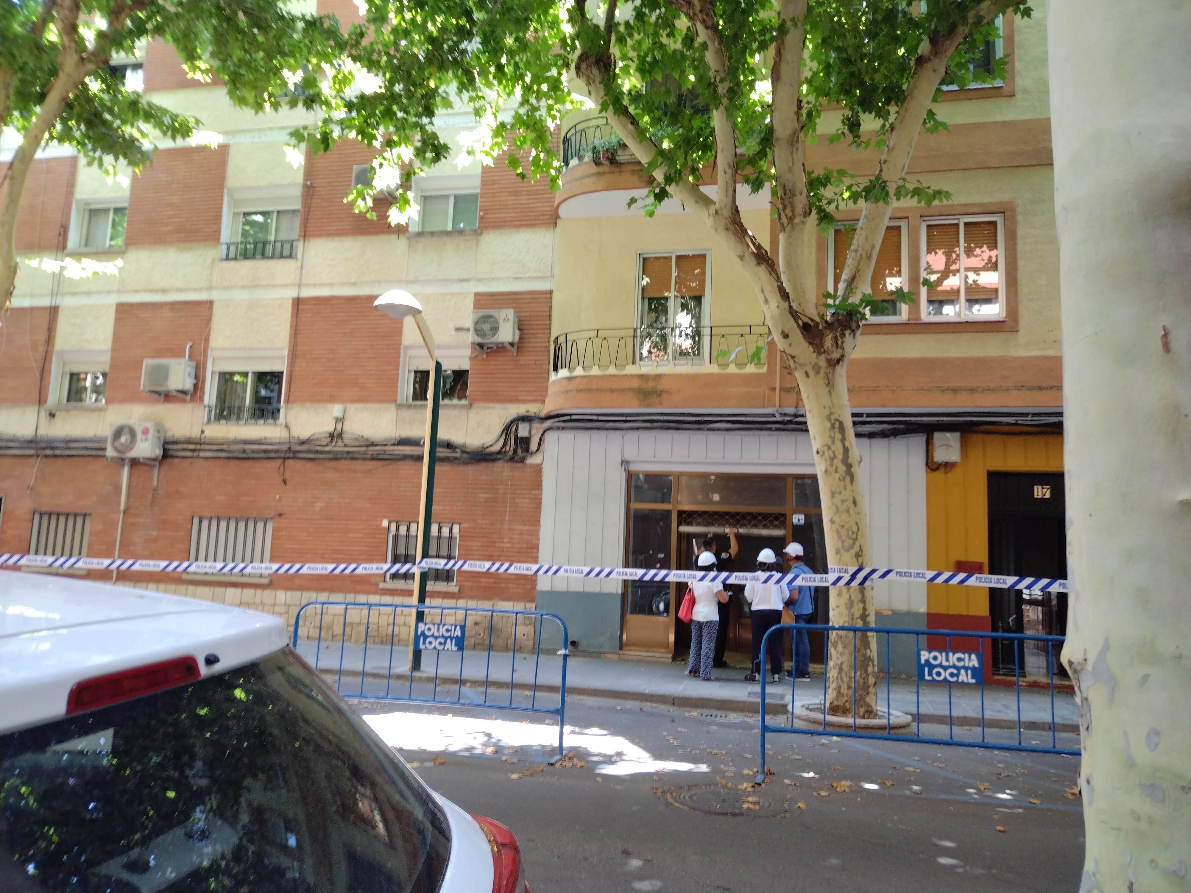 Técnicos municipales evalúan los daños del edificio de la Avenida Rey Santo donde el pasado sábado se produjo un derrumbamiento en una de sus viviendas