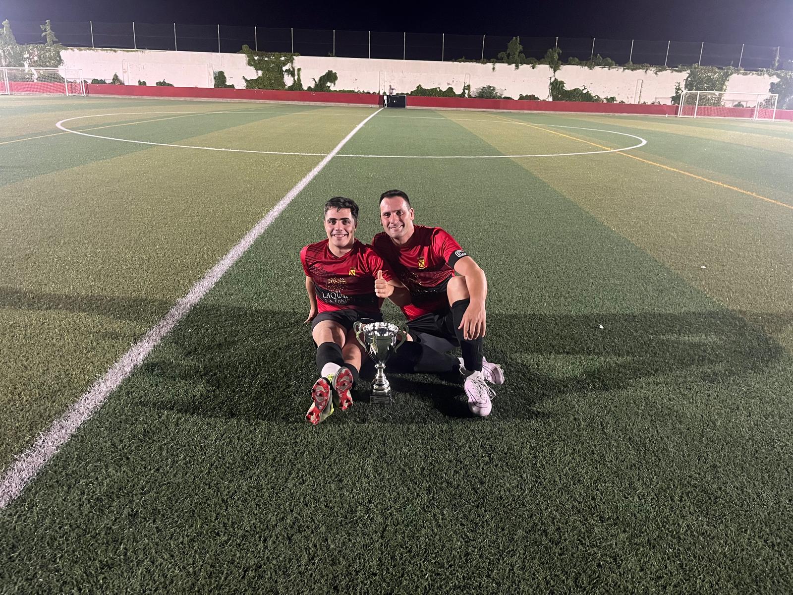 Los dos capitanes del Jódar C.F., Patón y Romera, celebran el título