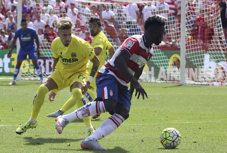 Isaac Success, con el balón ante el centrocampista del Villarreal Samu Castillejo