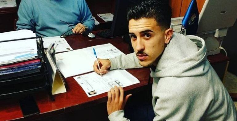 Manu Carrasco firmando como jugador del Xerez CD