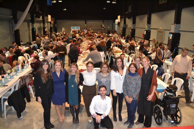 Miembros de la directiva de la asociación Ludai durante la cena benéfica, a la que asistieron alrededor de 300 personas, en Dénia.