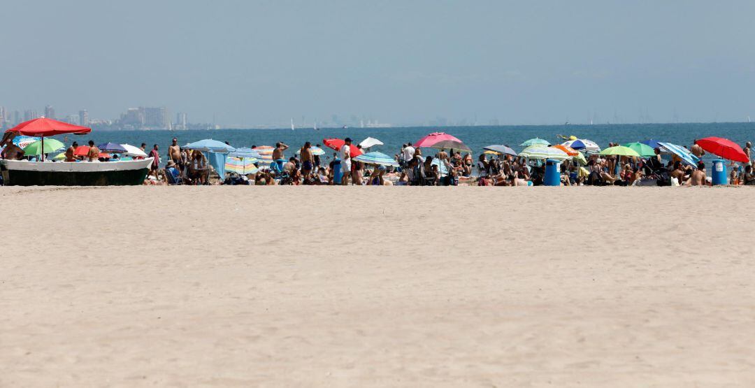Miles de personas en la playa de la Malvarrosa de València