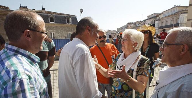 El diputado general de Guipúzcoa, Martín Garitano, saluda a familiares de presos de ETA en las fiestas de Vitoria