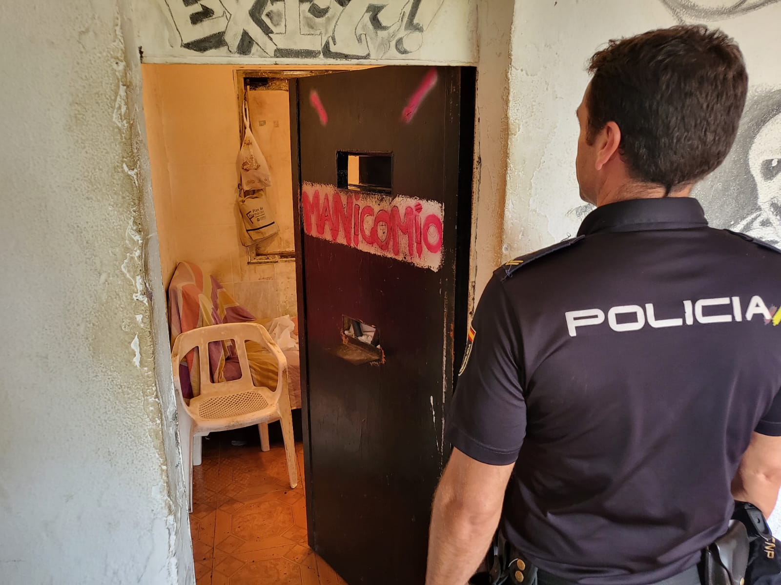 Uno de los agentes de Policía Nacional frente a uno de los garitos