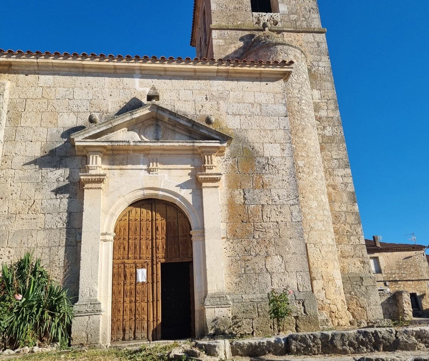 Portada de la iglesia de Mambrilla de Castrejón